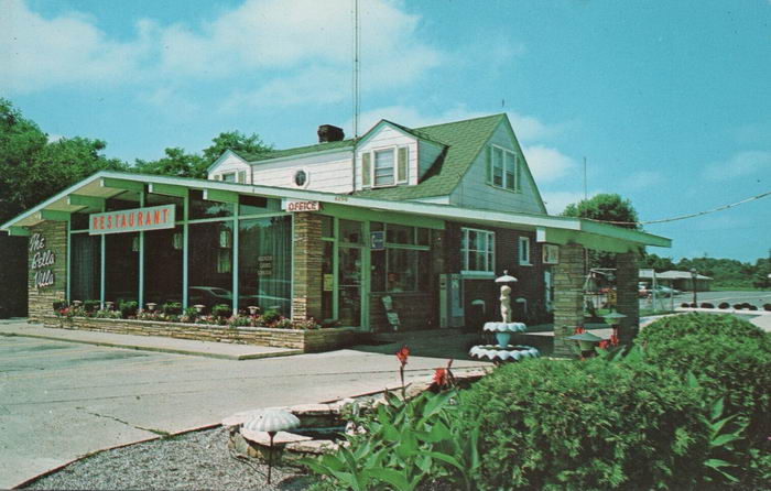 Bella-Villa Motel and Restaurant (Bella Villa Motel, Super 8 by Wyndham, Park Inn) - Old Postcard (newer photo)